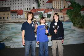 v.l.: Ian Ott (VfB Friedrichshofen/3.), Claudia Holmelin (TSV Ingolstadt Nord/U14-Kreismeisterin) und Paul Niebler (VfB Friedrichshofen/2.)"
