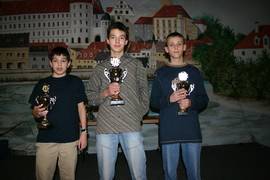 v.l.: Michael Kling (VfB Friedrichshofen/3.), Wolfgang Mittermüller (SK Ingolstadt/U16-Kreismeister) und Michael Rusch (TSV Großmehring/2.)
